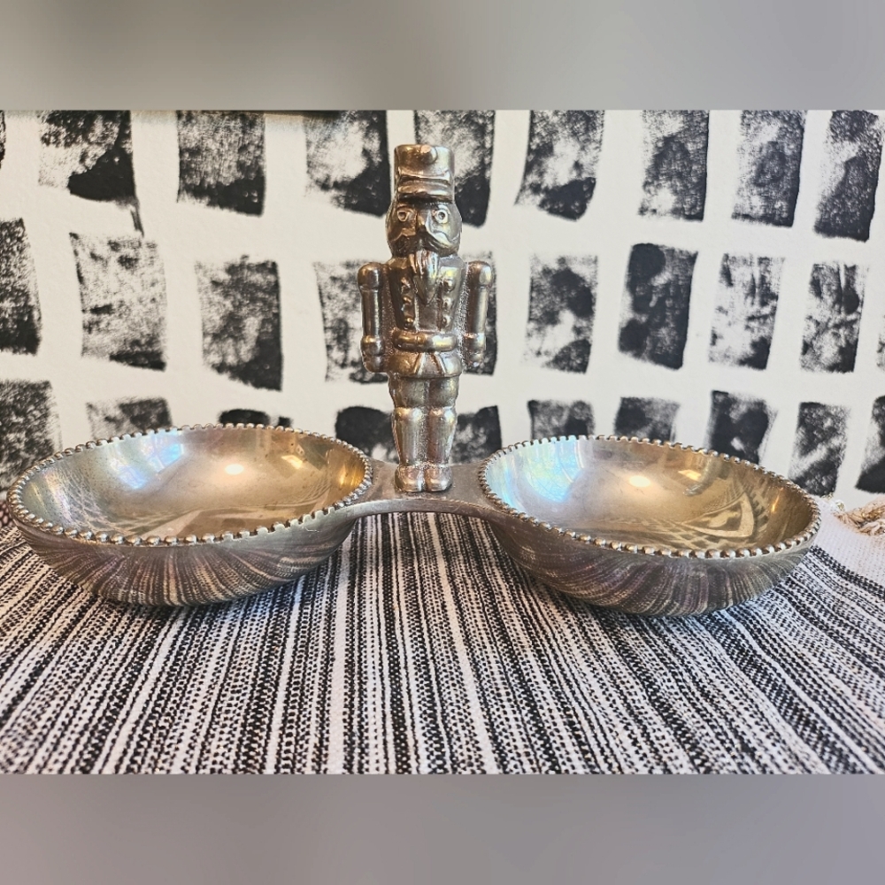 Mariposa Nutcracker dish